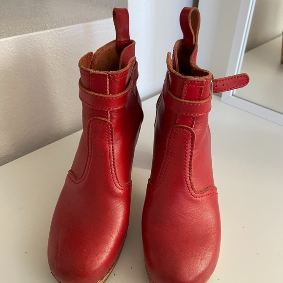 red clog boots